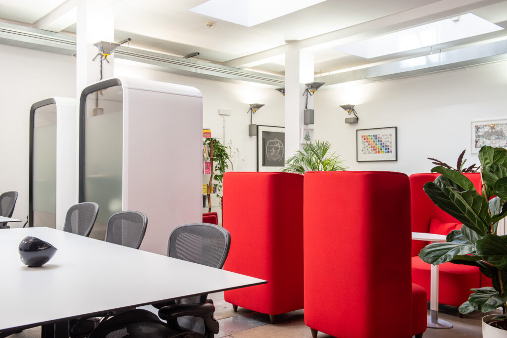 Espace de coworking moderne au siège d'eOffice à Londres Soho pour faciliter les voyages d'affaires en Europe
