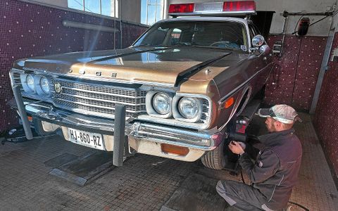 En ce moment, le garage est aux petits soins d’une Dodge Coronet de 1974, « la vraie voiture de shérif ».