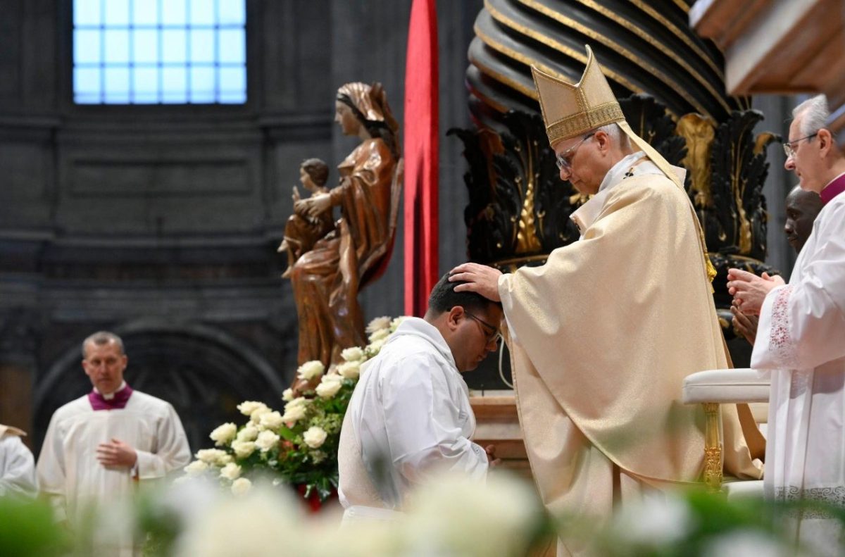 Le pape ordonne de nouveaux prêtres et les appelle à