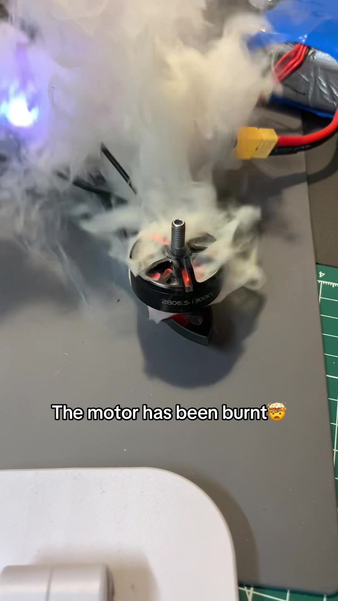 J'ai trouvé un problème avec ESC. Même le bouchon anti-fumée n'avait pas sauvé mon moteur