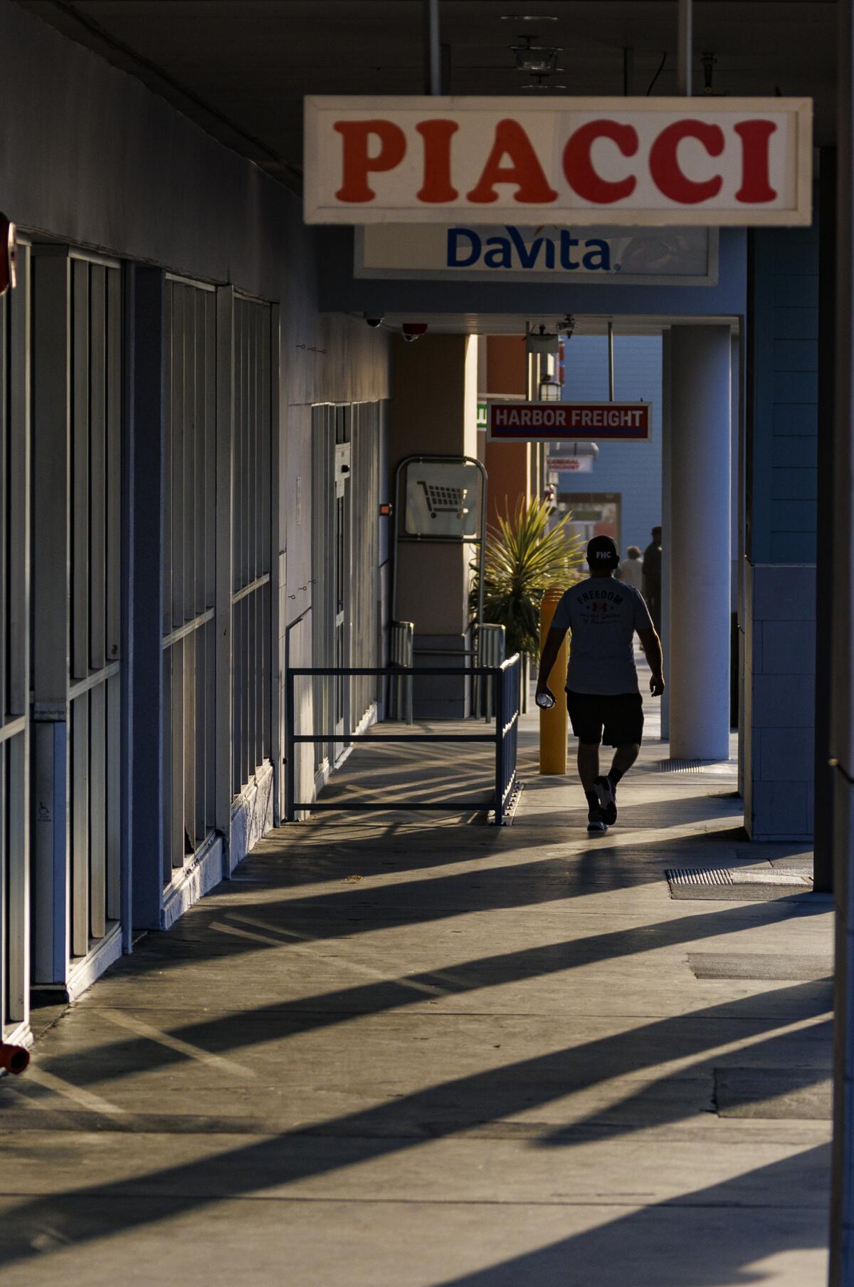 Près d'un an après les raids de l'ICE, les centres commerciaux appartenant à des Latinos dans le Southland restent en proie à une activité déprimée. 