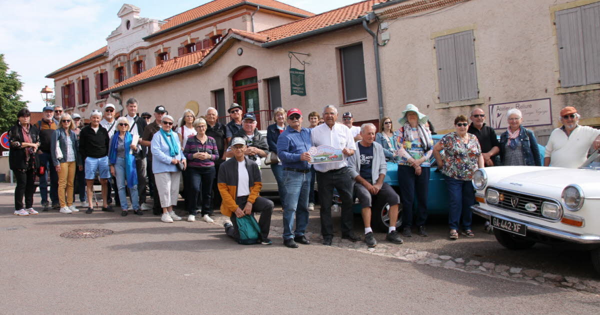 Saint-Haon-le-Châtel. Étape ensoleillée pour une association de voitures anciennes (information