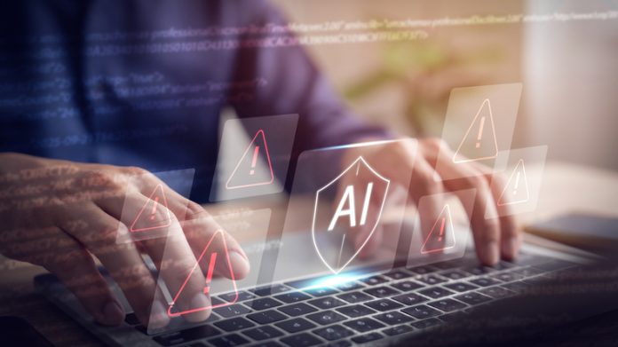 Concept de sécurité, bouclier AI, panneau d'avertissement et coche, mesures de sécurité dans le système d'intelligence artificielle. Les organisations peuvent garantir que les investissements en IA réduisent les risques internes
