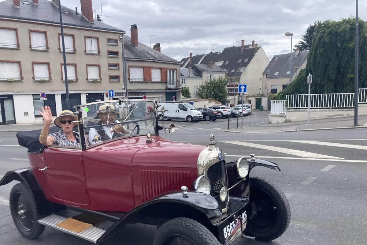 Info: Traversée d'Orléans par des voitures anciennes : revivez la