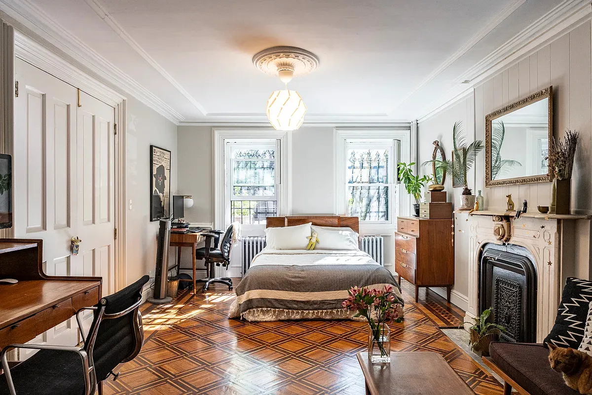 Studio Fort Greene avec manteau en marbre et jardin demande