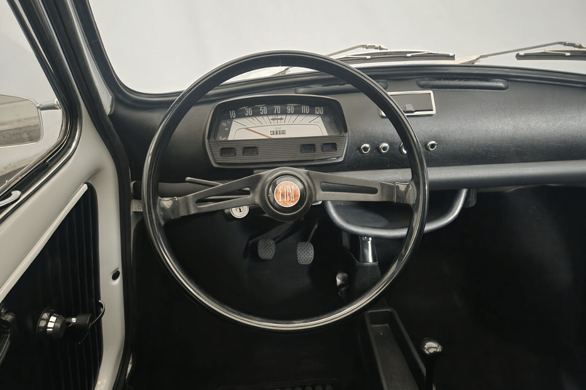 1972 Fiat 500 vue du volant