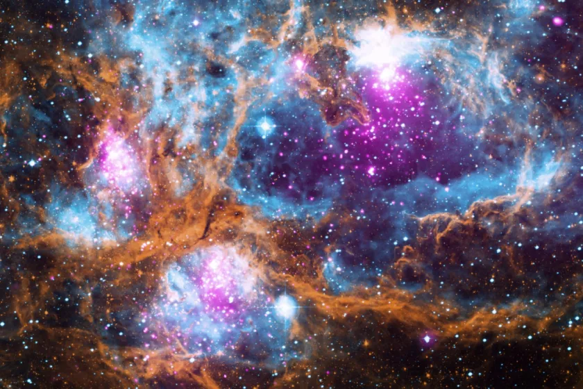 NGC 6357 : Pays des merveilles cosmique « hivernal » Bien qu'il n'y ait pas de saisons dans l'espace, cette vue cosmique évoque l'idée d'un paysage hivernal glacial. Il s’agit en fait d’une région appelée NGC 6357 où le rayonnement des jeunes étoiles chaudes dynamise le gaz plus froid du nuage qui les entoure. Cette image composite contient des données en rayons X de l'observatoire de rayons X Chandra de la NASA et du télescope ROSAT (en violet), des données infrarouges du télescope spatial Spitzer de la NASA (en orange) et des données optiques du SuperCosmos Sky Survey (en bleu) réalisées par le télescope infrarouge du Royaume-Uni. Situé dans notre galaxie à environ 5 500 années-lumière de la Terre, NGC 6357 est en réalité un "grappe de grappes," contenant au moins trois amas de jeunes étoiles, dont de nombreuses étoiles chaudes, massives et lumineuses. Les rayons X de Chandra et ROSAT révèlent des centaines de sources ponctuelles, qui sont les jeunes étoiles de NGC 6357, ainsi que des émissions diffuses de rayons X provenant de gaz chauds. Il existe des bulles, ou cavités, créées par les radiations et les matériaux soufflés par la surface des étoiles massives, ainsi que par les explosions de supernova. Les astronomes appellent NGC 6357 et d'autres objets similaires "CE" (prononcé "H-deux") régions. Une région HII est créée lorsque le rayonnement des jeunes étoiles chaudes enlève les électrons des atomes d'hydrogène neutres dans le gaz environnant pour former des nuages d'hydrogène ionisé, ce qui est désigné scientifiquement par "CE". Les chercheurs utilisent Chandra pour étudier NGC 6357 et des objets similaires, car les jeunes étoiles sont brillantes dans les rayons X. En outre, les rayons X peuvent pénétrer les enveloppes de gaz et de poussière entourant ces étoiles naissantes, permettant ainsi aux astronomes de voir des détails sur la naissance des étoiles qui autrement seraient manqués. Un article récent sur les observations Chandra de NGC 6357 par Leisa Townsley de la Pennsylvania State University est paru dans The Astrophysical Journal Supplement Series et est disponible en ligne. Le Marshall Space Flight Center de la NASA à Huntsville, en Alabama, gère le programme Chandra pour le compte de la Direction des missions scientifiques de la NASA à Washington. L'Observatoire astrophysique du Smithsonian à Cambridge, dans le Massachusetts, contrôle les opérations scientifiques et aériennes de Chandra.