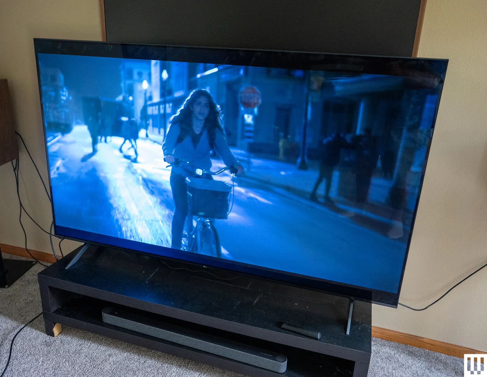 L'image peut contenir Gina Rodriguez Matériel informatique Matériel électronique Écran de moniteur TV Personne adulte et vélo