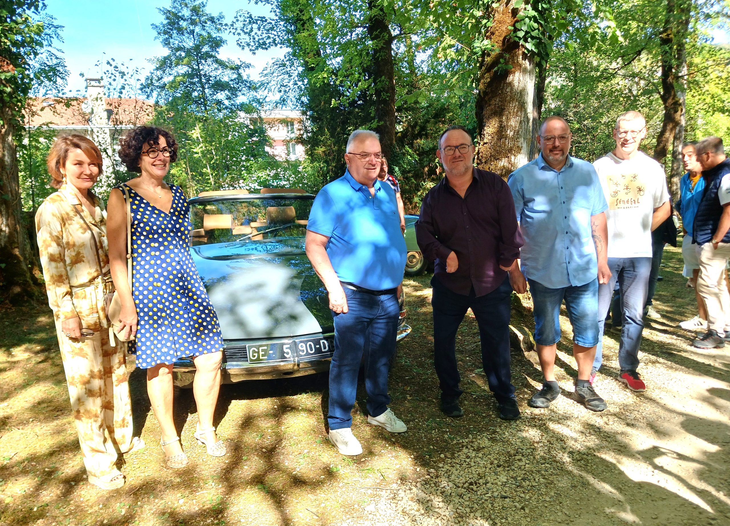 Les élus de la ville d'Oyonnax rendent visite aux animateurs dans le parc. - Photo : J Chabod